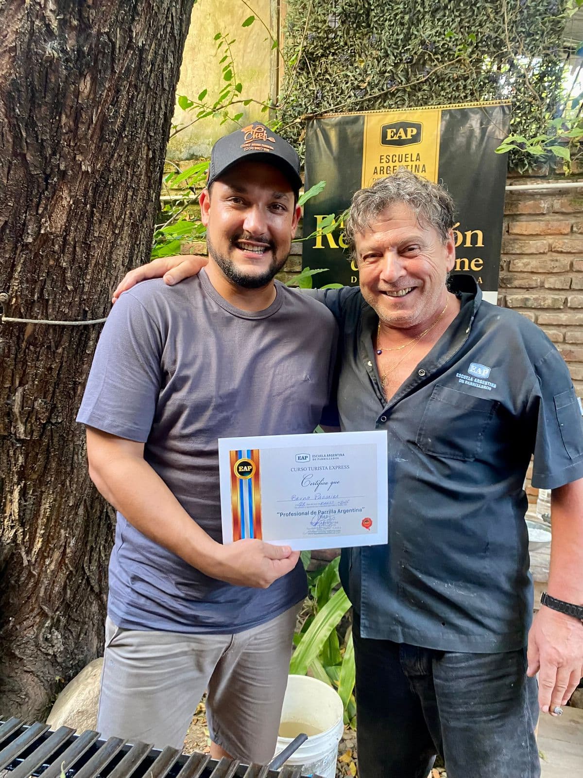 Chef Bruno Parreira com certificado de formação em Parrilla na Argentina