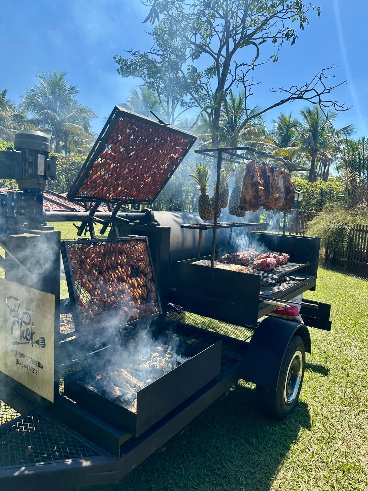 Carnes preparadas na estrutura de fogo do Sabores do Chef