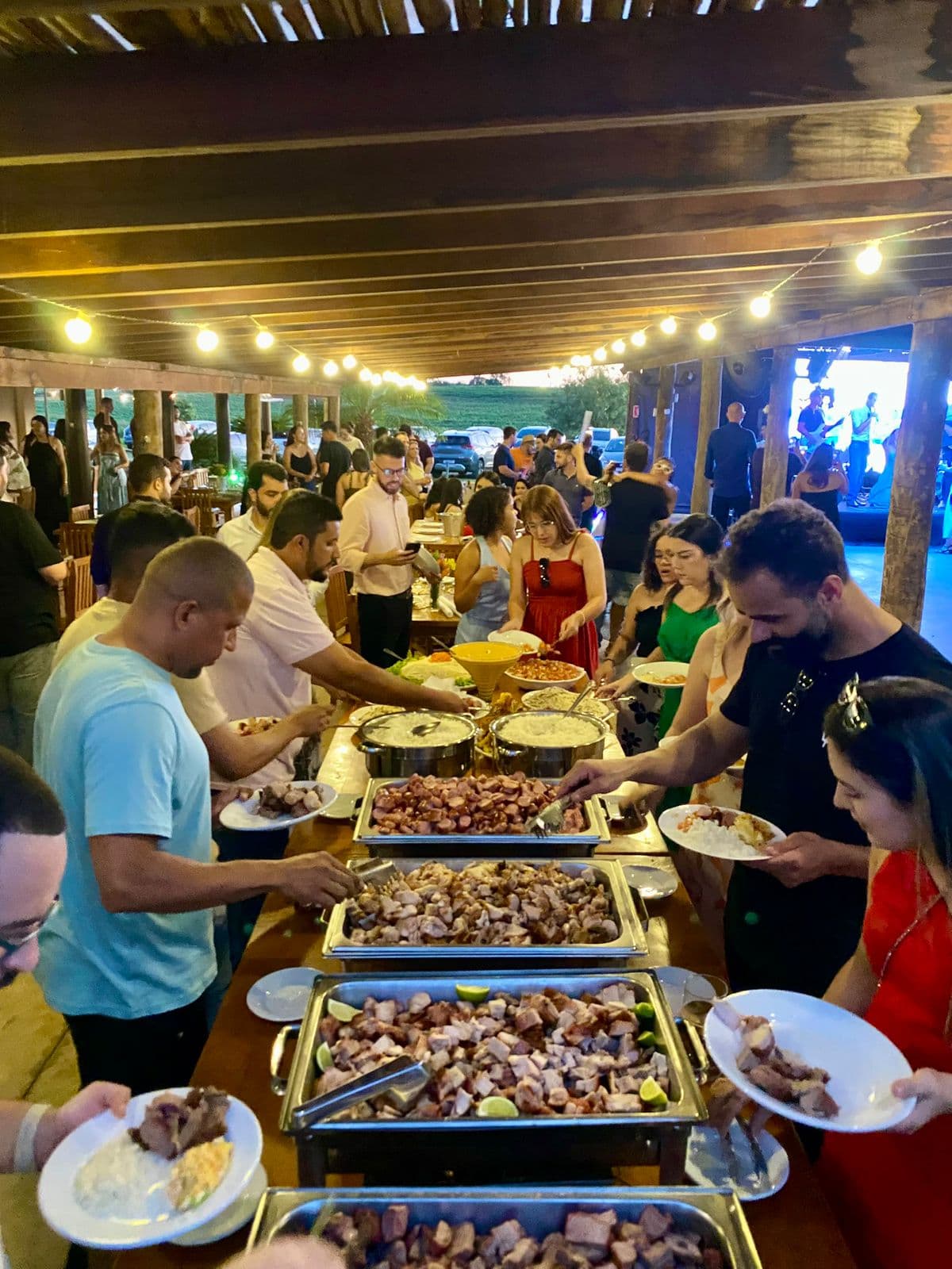 Convidados em evento servido pelo Sabores do Chef