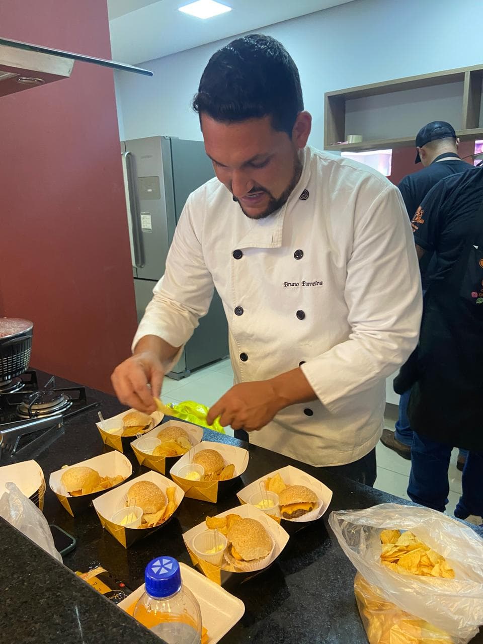 Chef Bruno Parreira preparando hambúrgueres